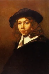 Jeune homme avec une casquette noire